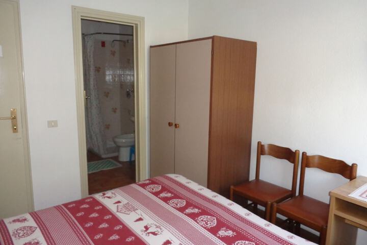 Room 2 of 69