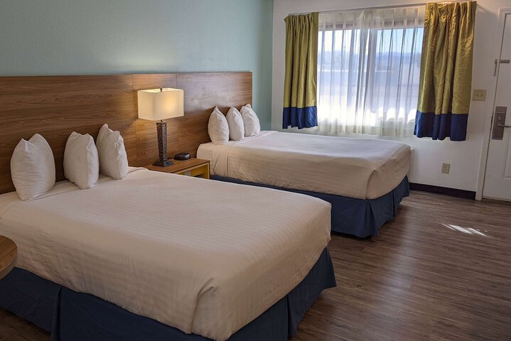 2 Double Beds (7 of 9)