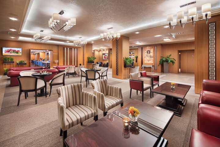 Lounge 32 of 42