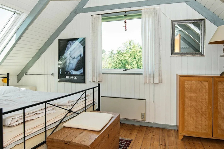 Room 2 of 11