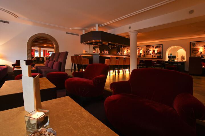 Lounge 32 of 34