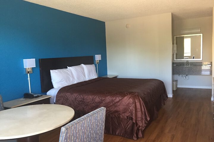 1 King Bed | (2 of 2)