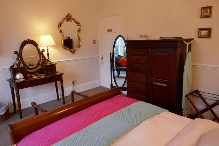 Room 4 of 79