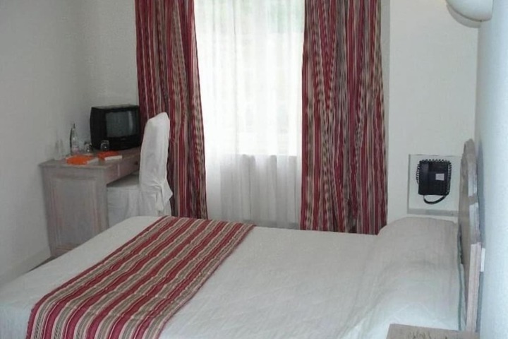 Room 18 of 48