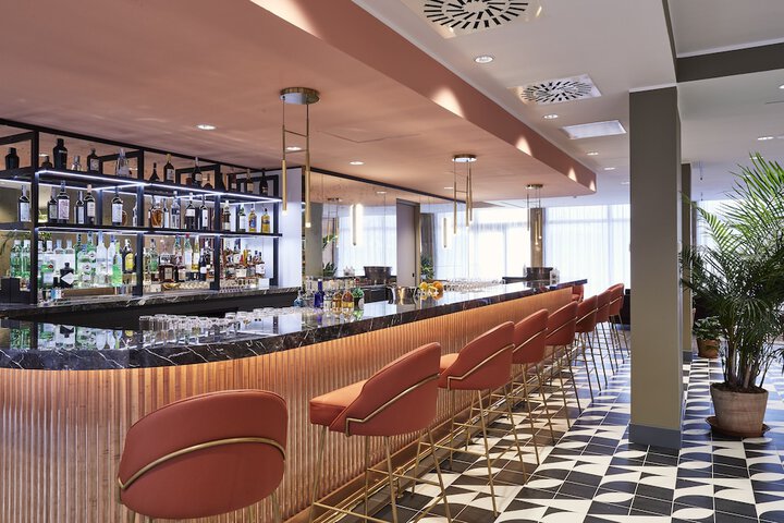 Lounge 85 of 134