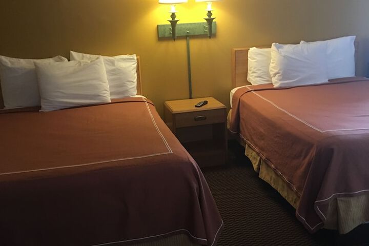 1 Queen Bed (2 of 14)