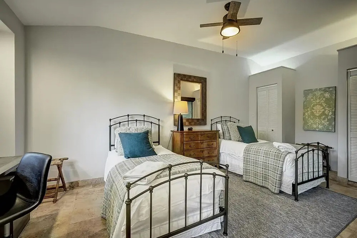 Photo of Fantastic 3 Bedroom Heated Salt Pool Home 3 Blocks From Wilton Drive