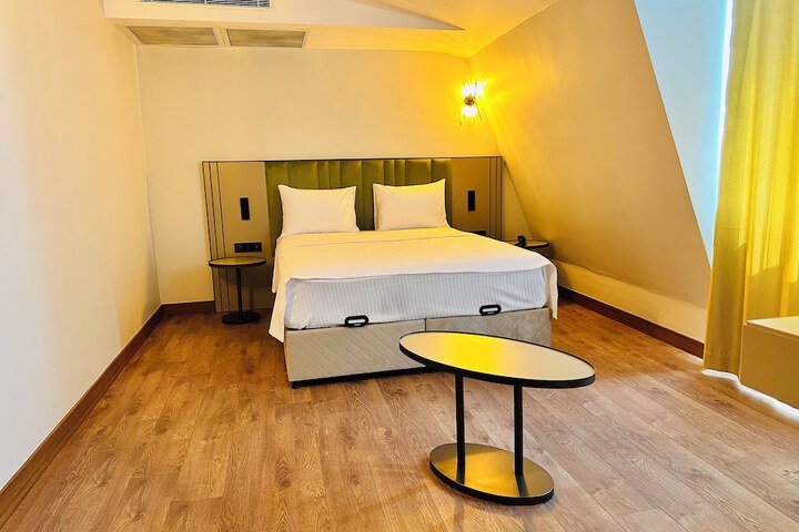 Room 7 of 27