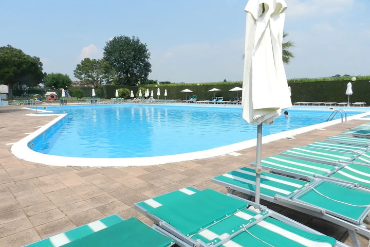 Pool 14 of 21