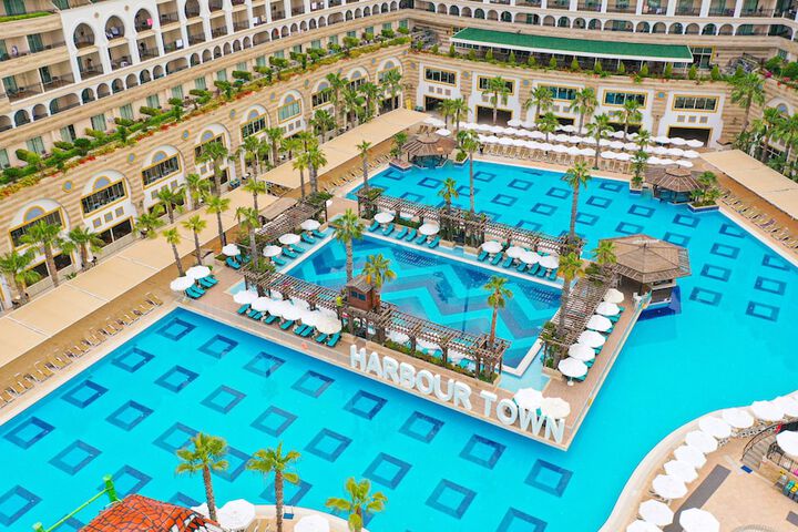 Hotel Pool