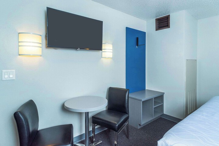 1 King Bed (1 of 15)