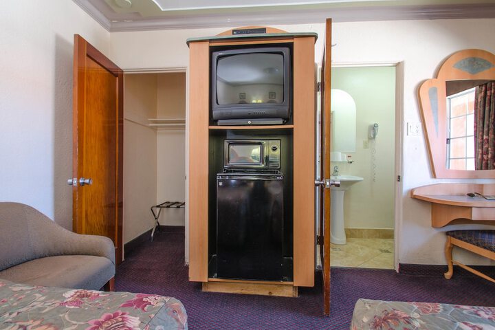 Quadruple with Double Bed (3 of 4)