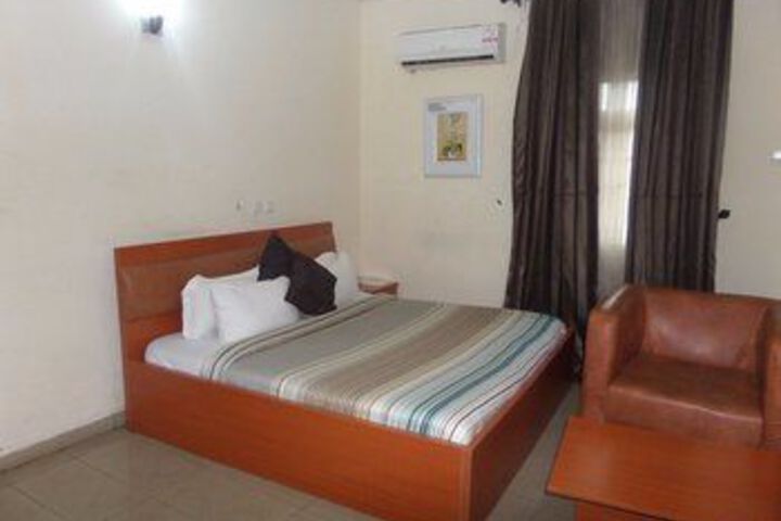 Room 32 of 43