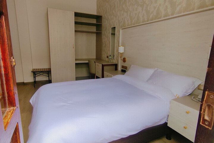 Room 14 of 90