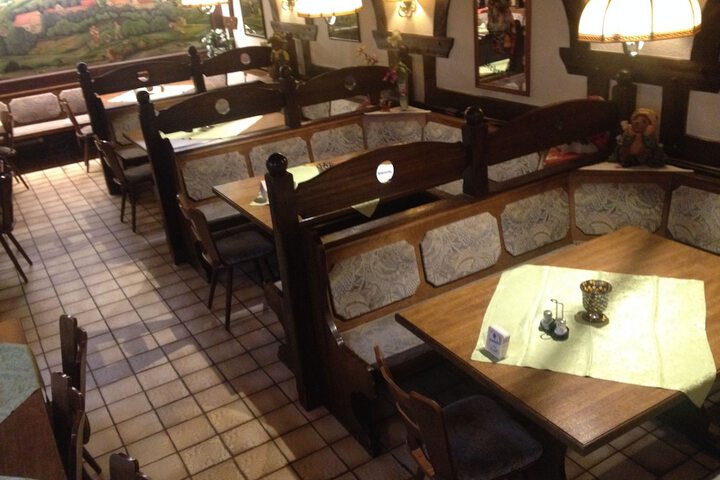Dining 8 of 26