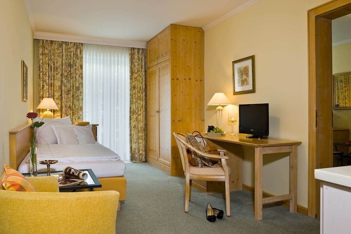 Room 4 of 33