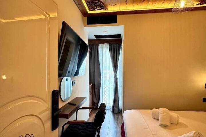 Room 4 of 37