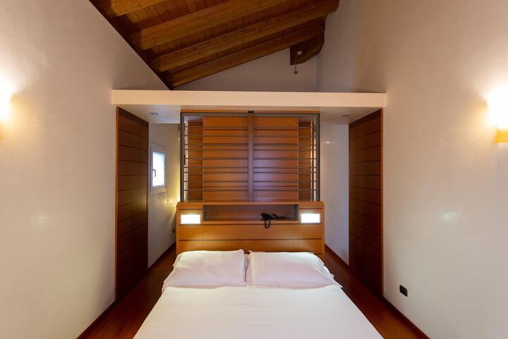 Room 19 of 106