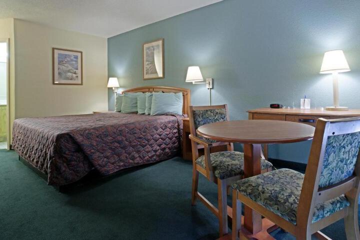 1 King Bed (6 of 6)