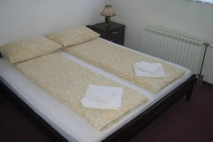 Room 4 of 9