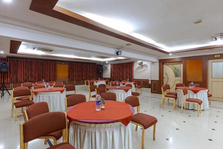 Ballroom/Hall 16 of 24
