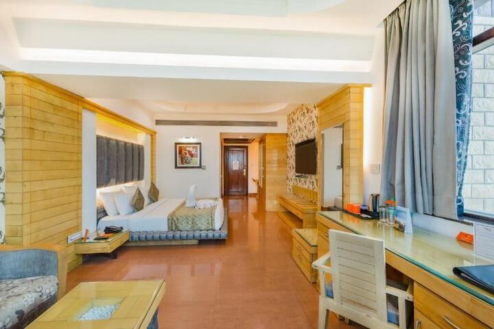 Room 4 of 9