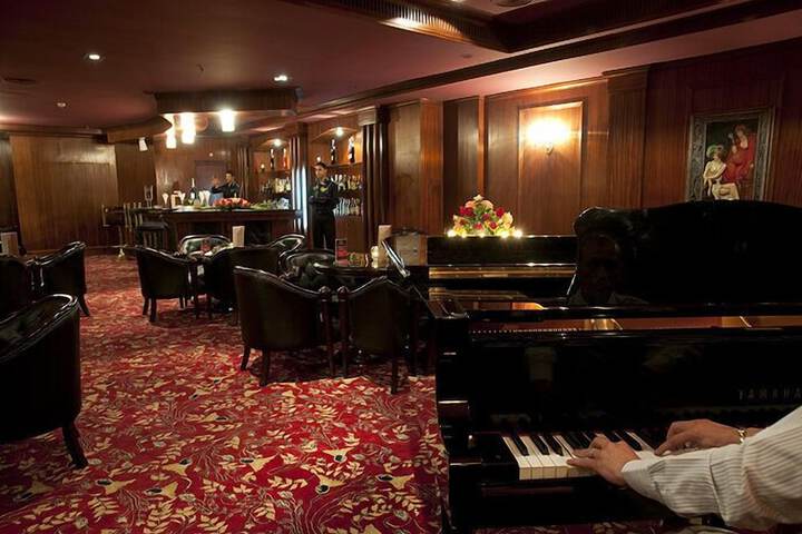 Lounge 72 of 86