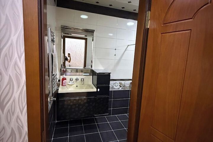 Room 5 of 6