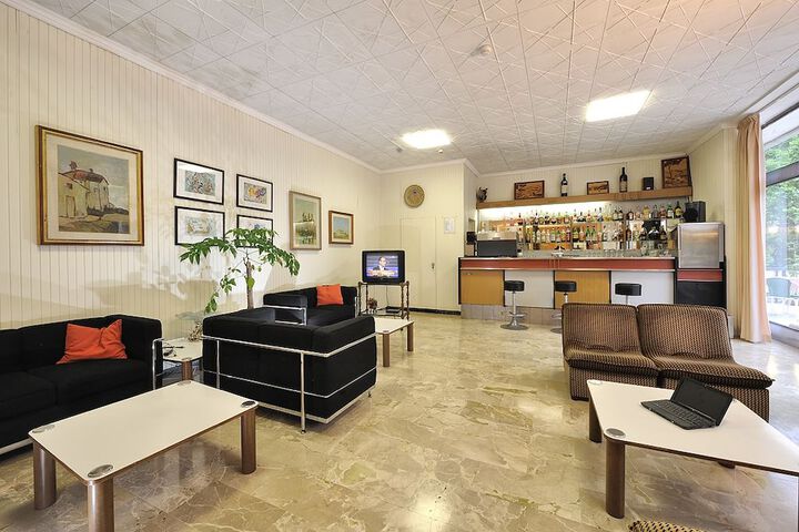 Lounge 42 of 46