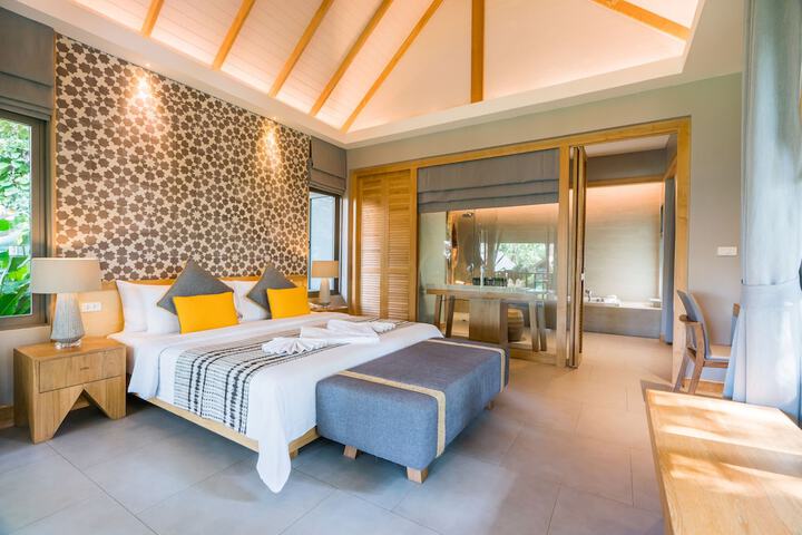 Room 12 of 104