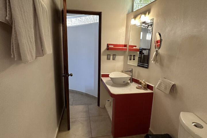 Room 210 of 402