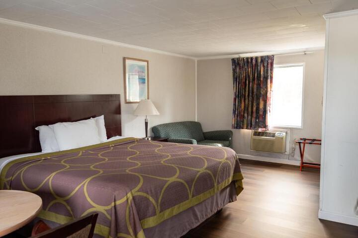 1 King Bed (3 of 10)