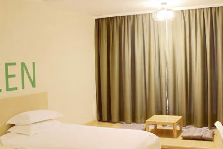 Room 13 of 20