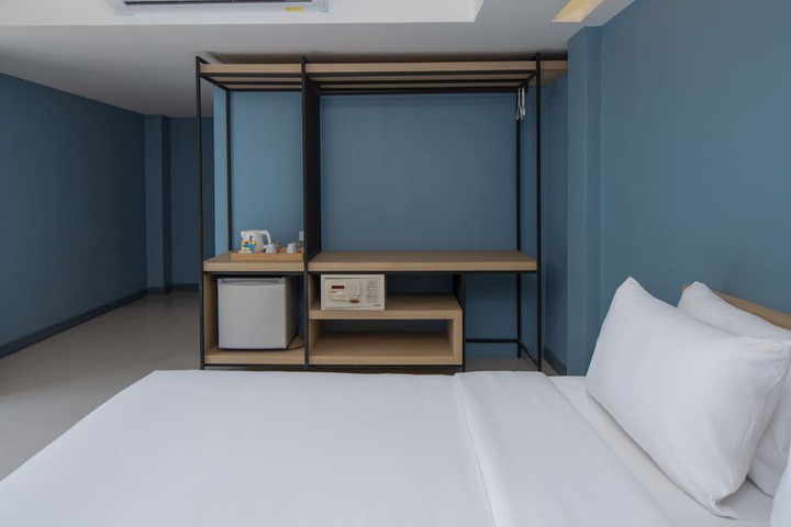 Room 6 of 28