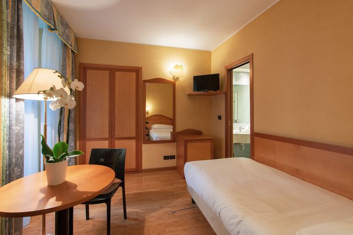 Room 10 of 30