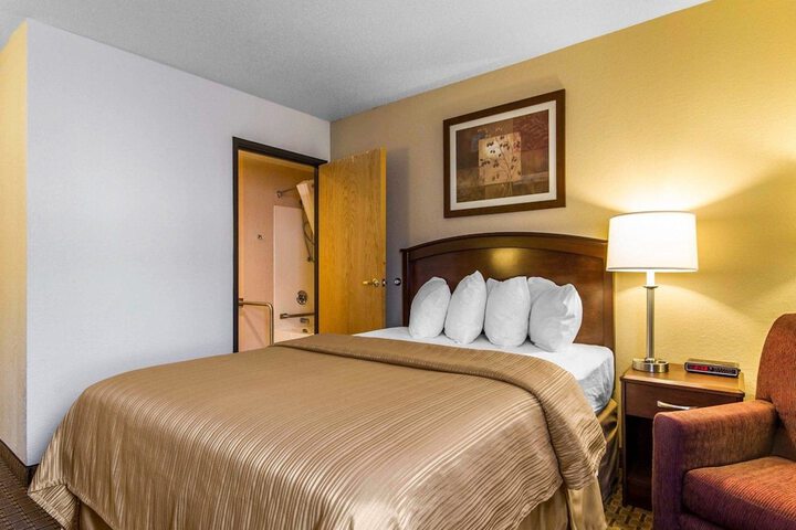 1 Queen Bed (7 of 12)
