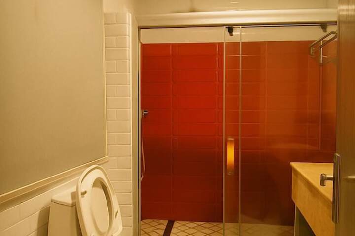 Room 42 of 102