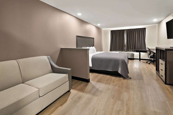 1 King Bed (3 of 19)