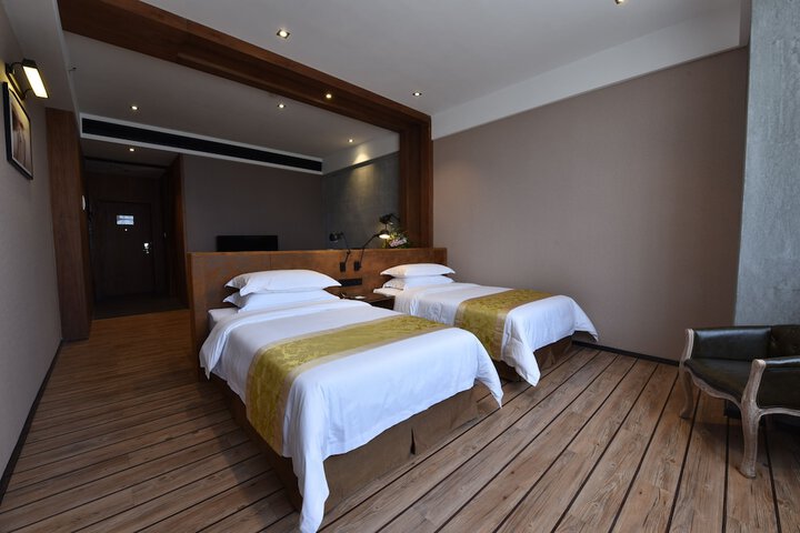 Room 9 of 16