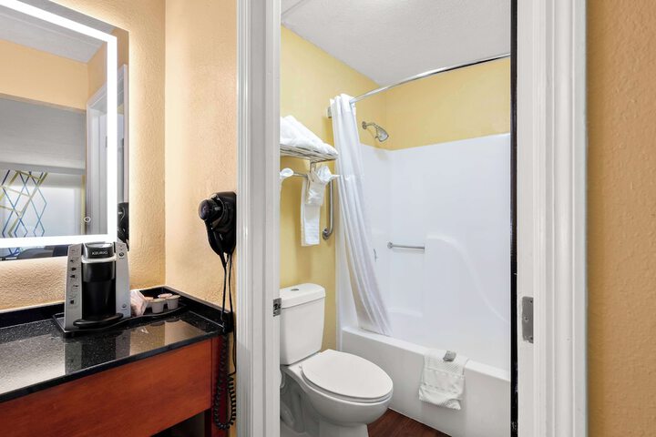 2 Queen Beds Room Upstairs Work Desk Microwave and Refrigerator WiFi Continental Breakfast (7 of 10)