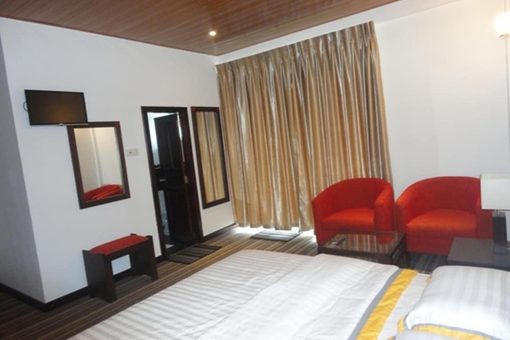 Room 6 of 33