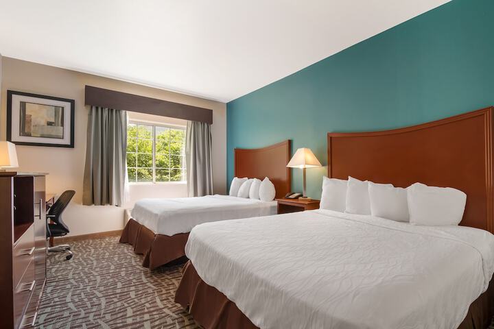 2 Queen Beds Larger Room High Speed Internet Accessible Microwave and Refrigerator, Coffee Maker Full Breakfast (4 of 9)