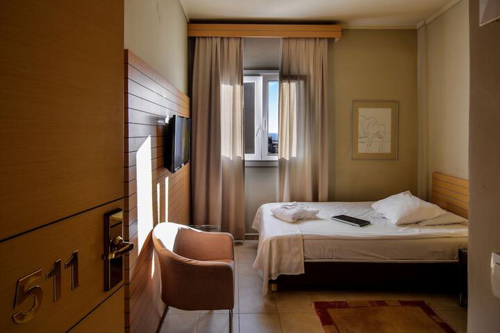 Room 12 of 166