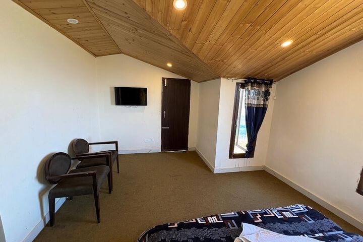 Room 6 of 18