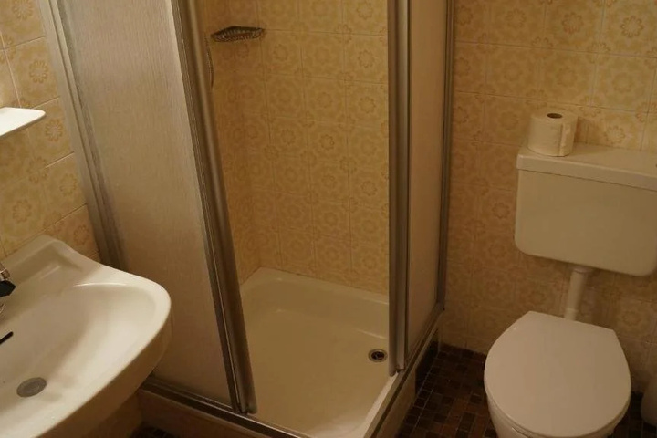 Room 8 of 16