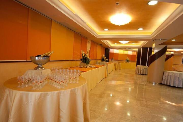 Ballroom/Hall 19 of 27
