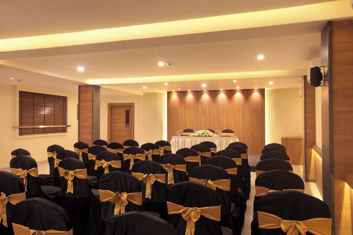 Ballroom/Hall 15 of 18