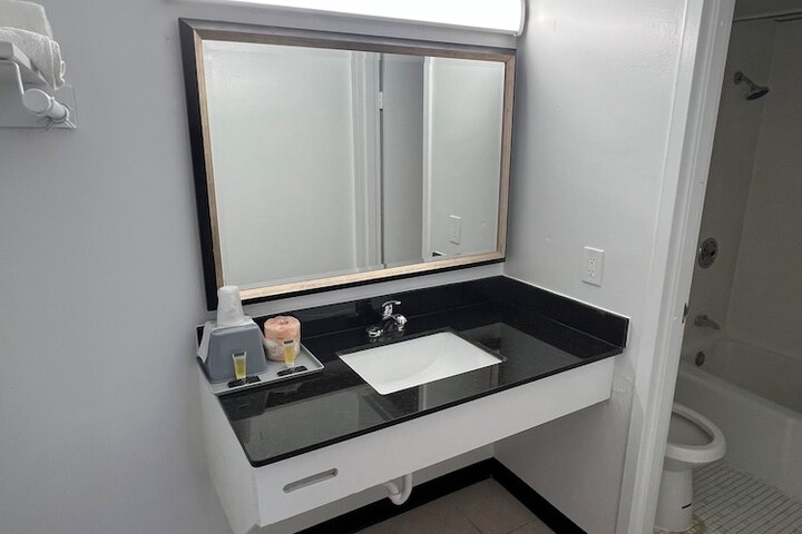 Room 13 of 16