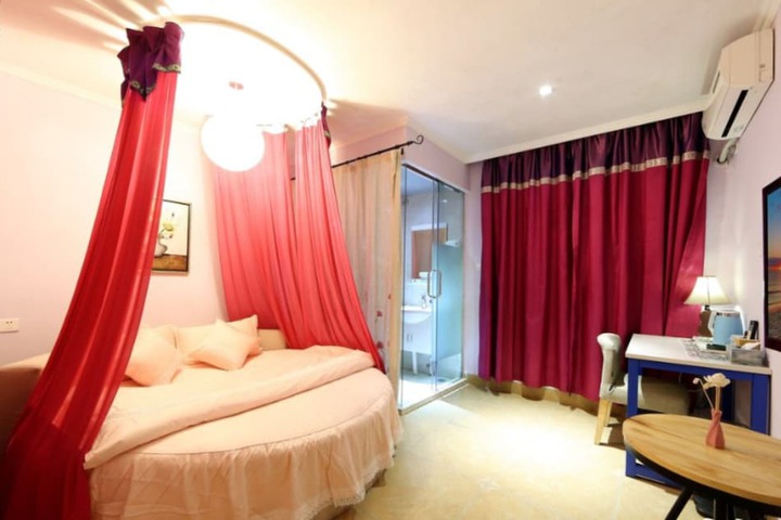 Room 5 of 8