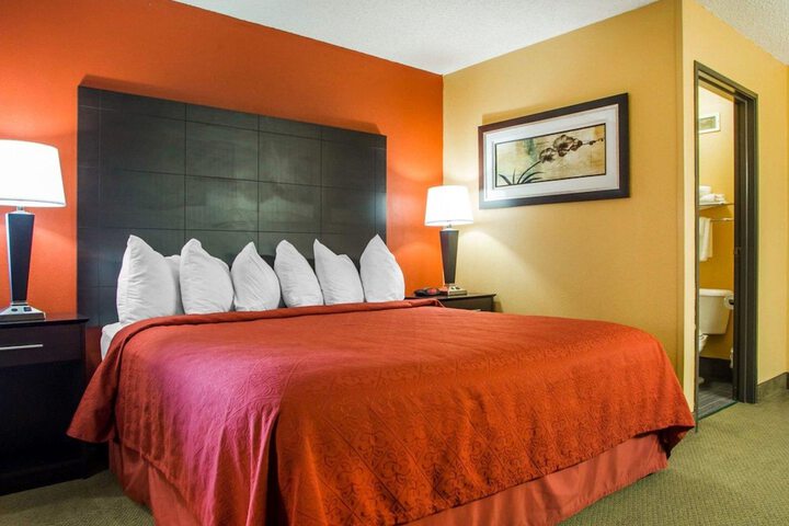 1 King Bed (1 of 9)